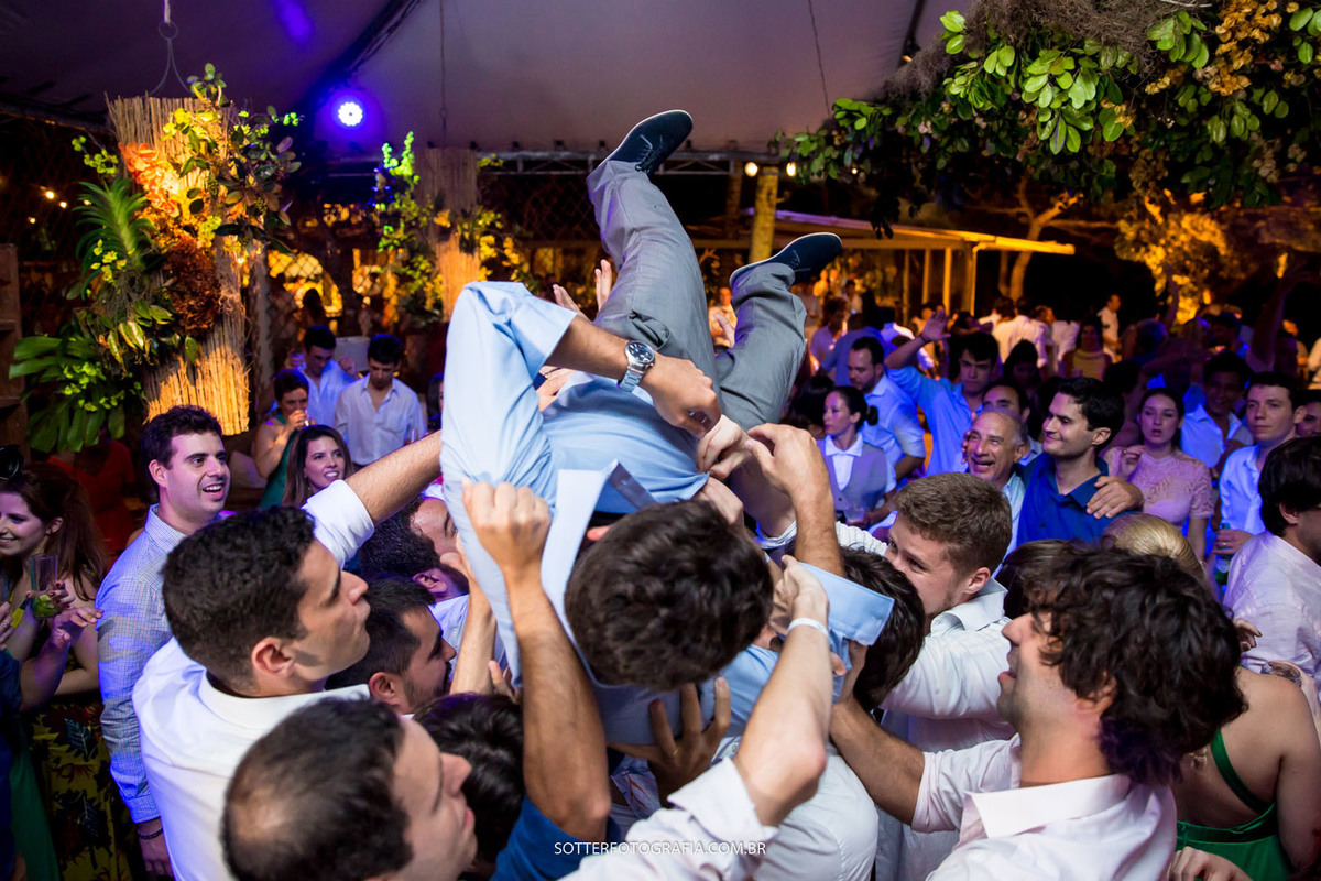 JOGANDO O NOIVO PARA CIMA NA FESTA DE CASAMENTO