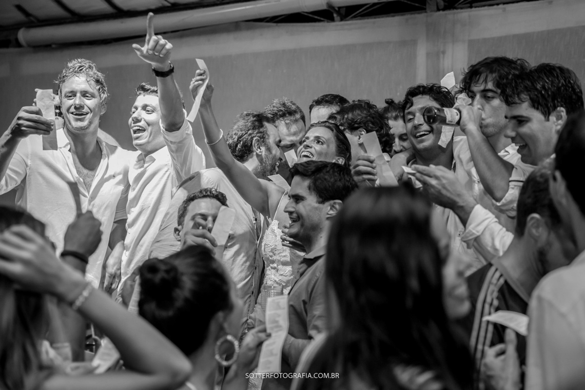 AMIGOS DO NOIVO ANIMADOS CANTANDO 