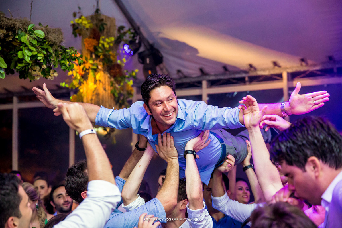 NOIVO SENDO LEVADO PELOS AMIGOS NA FESTA