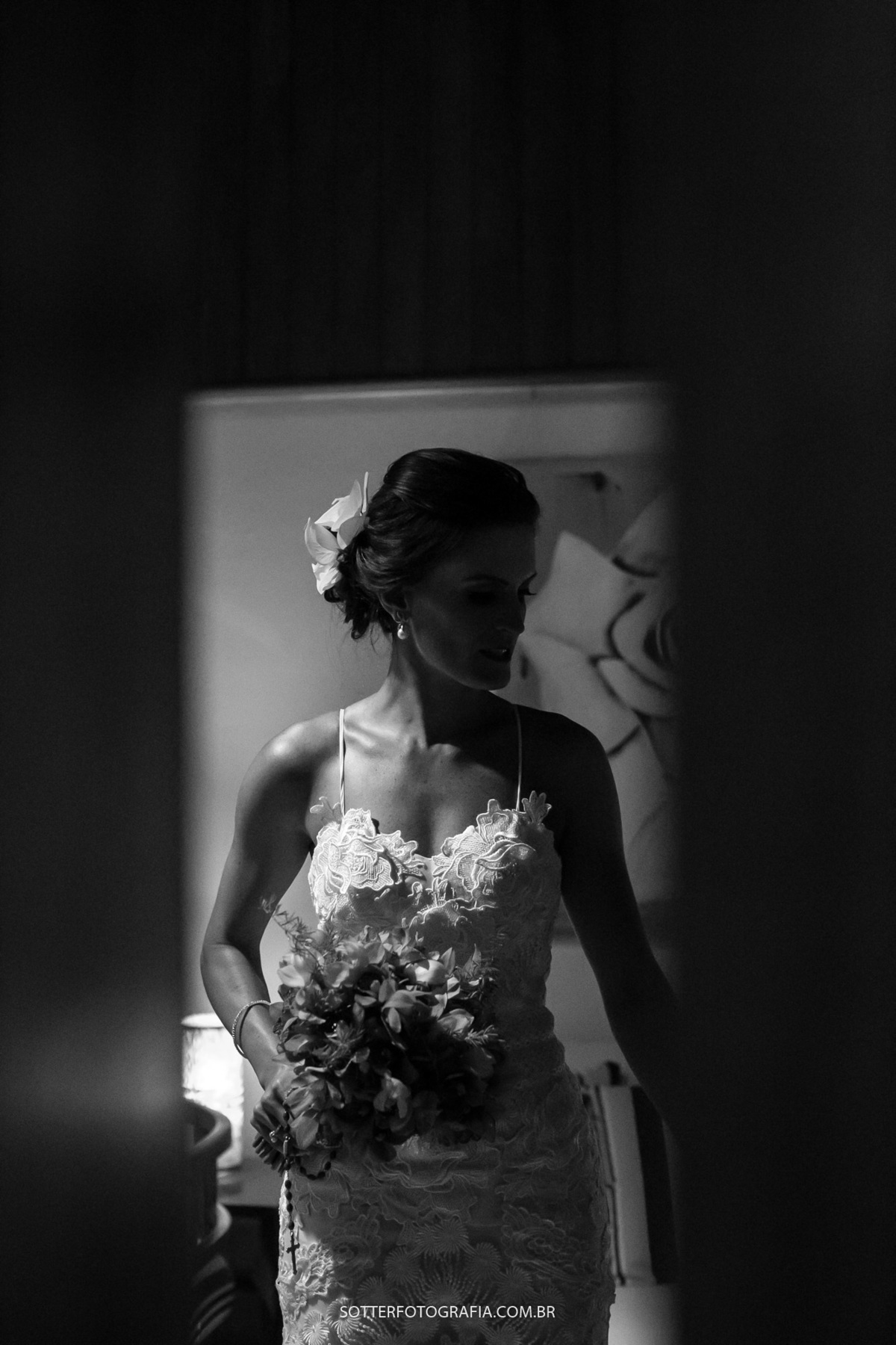 imagem da noiva em pé antes do casamento em arraial sotter fotografia 