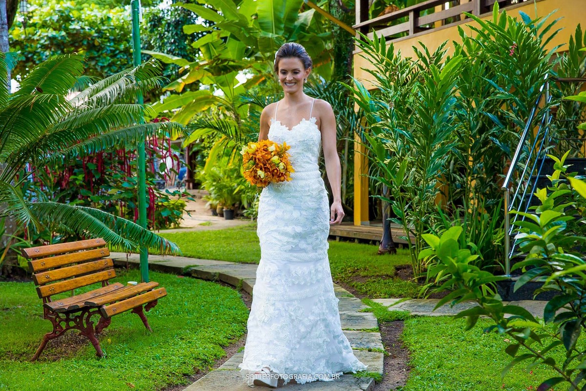 noiva andando pelo jardim da pousada canto da alvorada em arraial dajuda, sotter fotografia