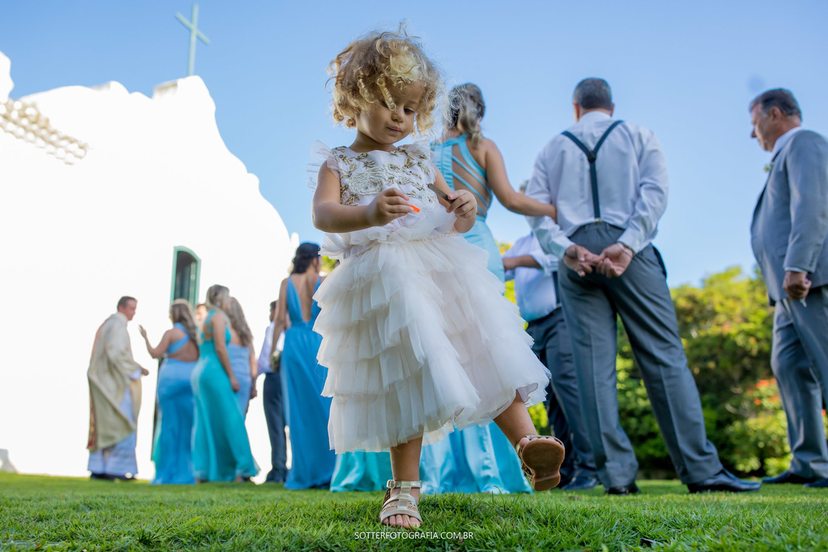 menina igreja quadrado em trancoso casamento trancoso sotter fotografia
