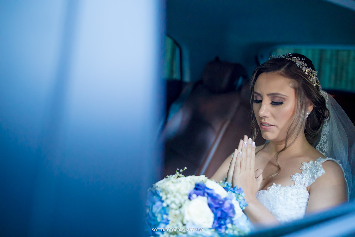 noiva rezando casando em trancoso make e cabelo celia e gal sotter fotografia