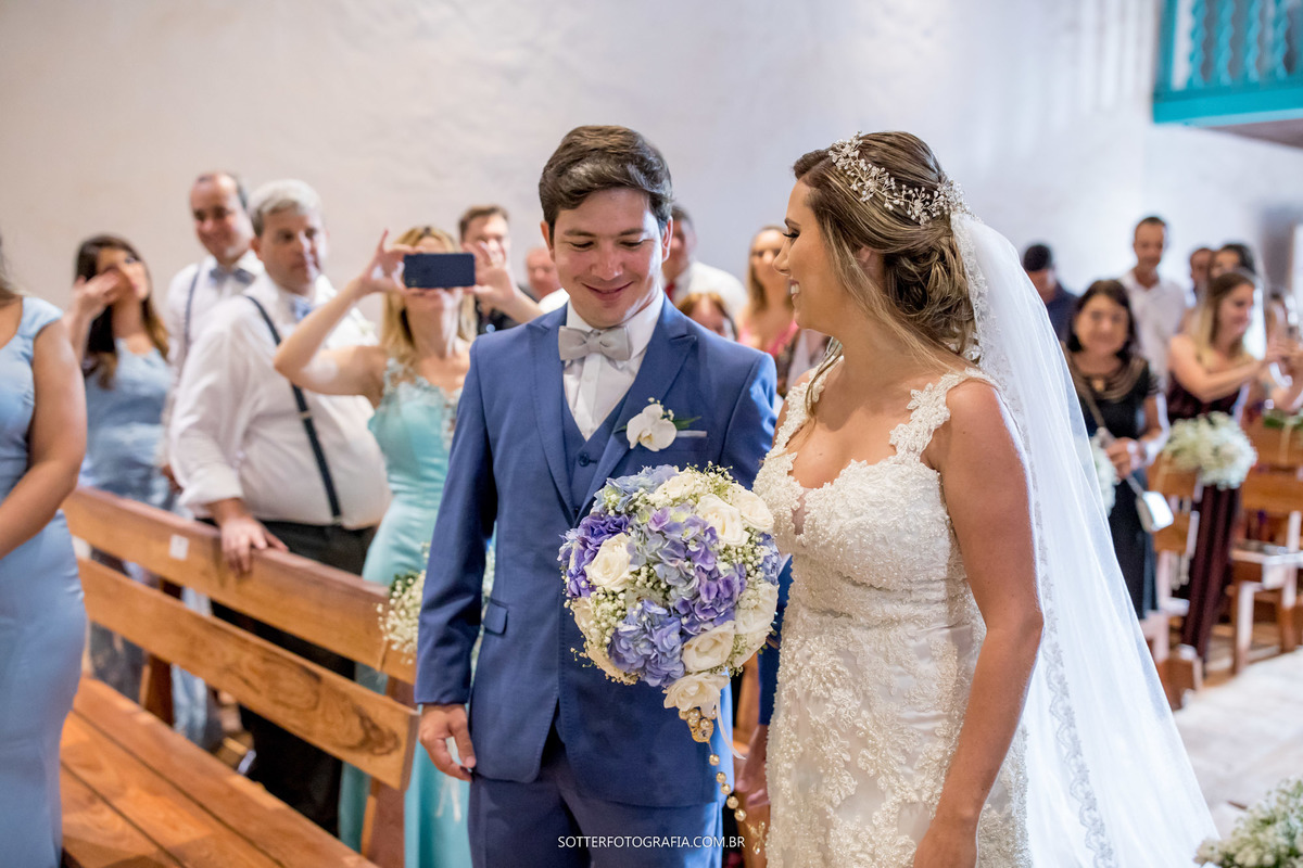 sotter fotografia quadrado trancoso igreja sonho de casamento vestido lindo make e cabelo celia e gal emocao  noivo e noiva no altar  