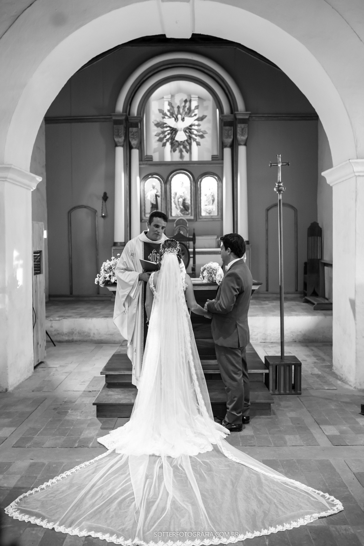 igreja do quadrado em trancoso noivo veu da noiva sotter fotografia