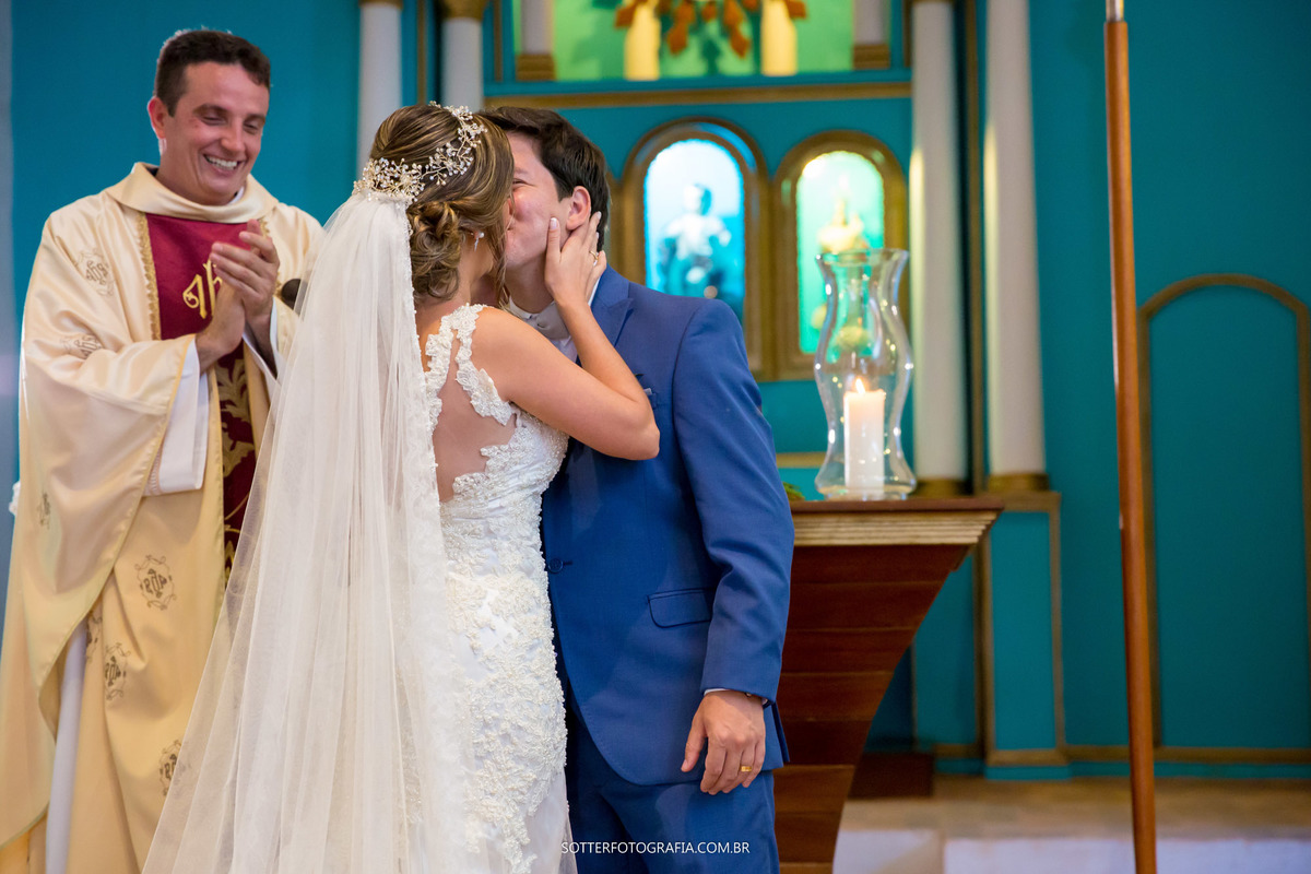 igreja quadrado trancoso  noivos no altar teve beijo padre feliz  sotter fotografia