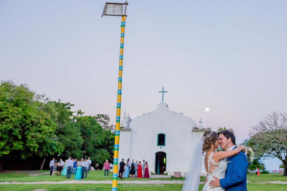 casamento no quadrado em trancoso fim de tarde com lua linda contemplando felicidade e amor dos noivos registro da sotter fotografia 
