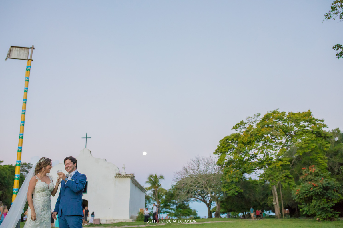  fim de tarde com lua linda contemplando felicidade e amor dos noivos registro da sotter fotografia casamento no quadrado em trancoso 