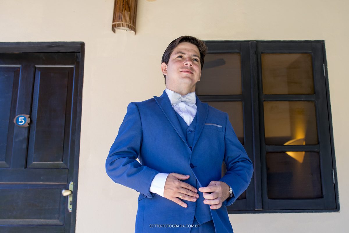noivo abotoando blazer casamento em trancoso por sotter fotografia