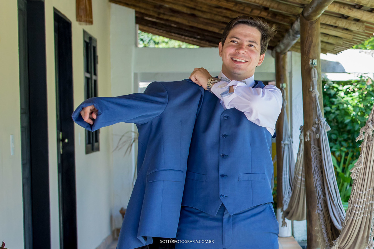 noivo feliz vestindo blazer para casamento em trancoso sotter fotografia 