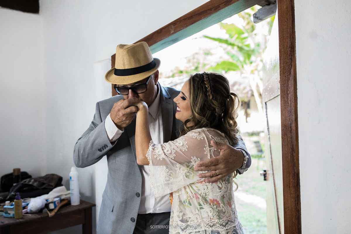 casar na praia arraial dajuda noiva e seu pai momento de carinho sotter fotografia registrando este momento
