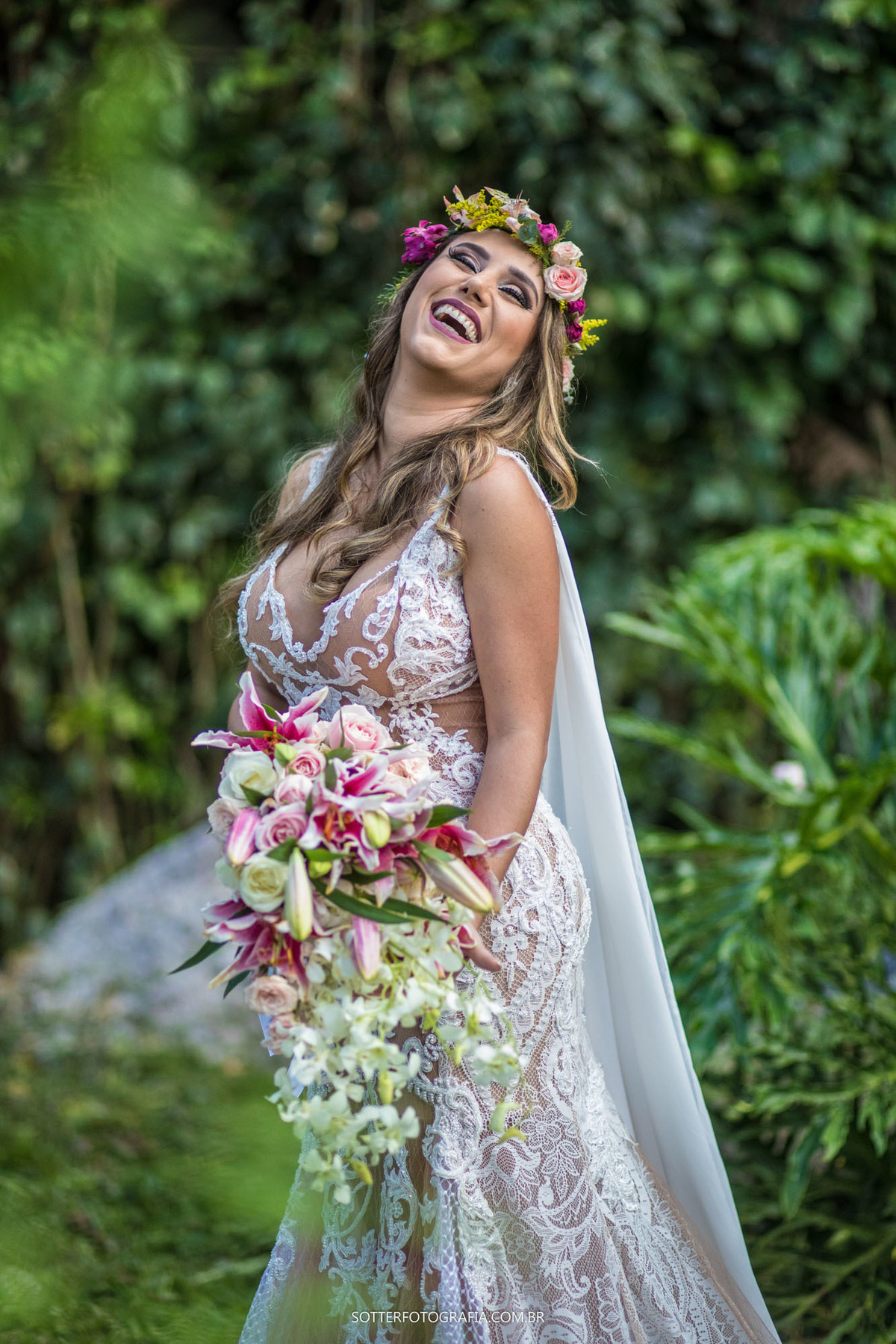 casamento em arraial dajuda noiva vestido buque de lirios casamento na praia sotter fotografia