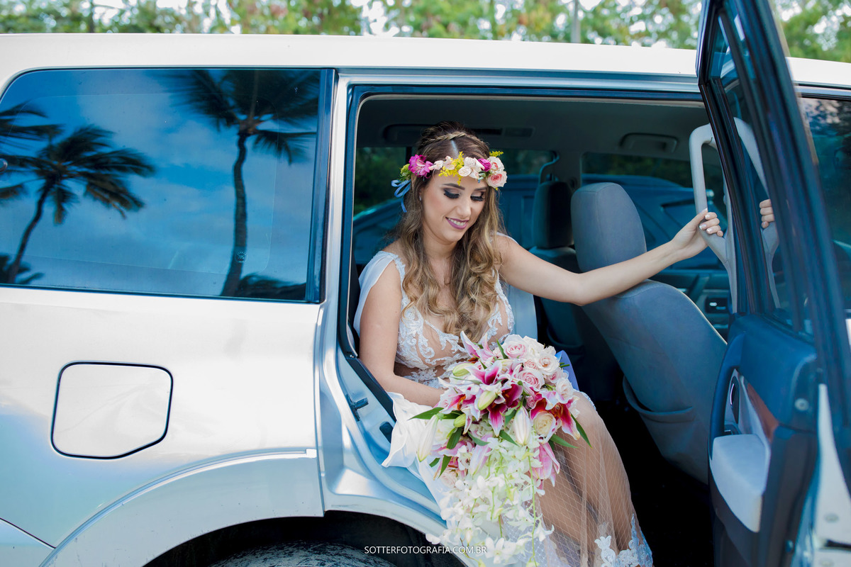casamento em arraial dajuda chegada da noiva vestido buque e coroa flores de liriios sotter fotografia