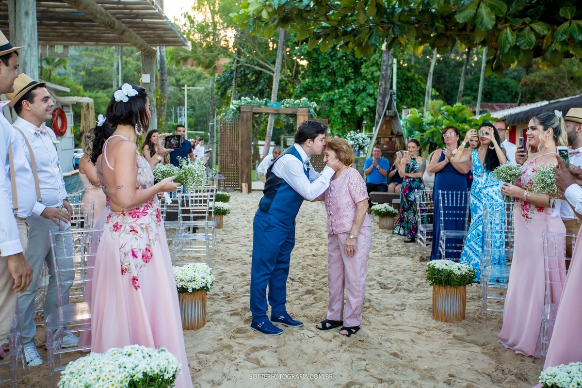 casando na praia de arraial dajuda noivo com sua mae registro da  sotter fotografia