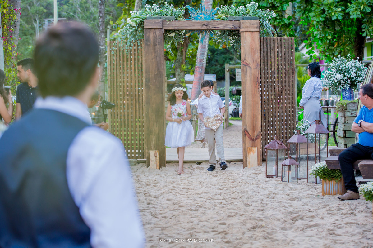 casar na praia casamento na areia arraial dajuda daminhas aliancas sotter fotografia