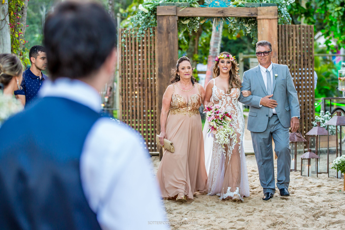 arraial dajuda casamento na praia chegada da noiva momento registrado pela sotter fotografia