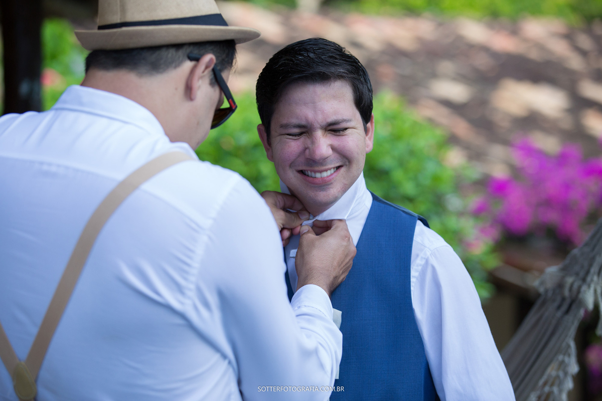 casamento em arraial dajuda padrinho arrumando gravata do noivo momento registrado pela sotter fotografia