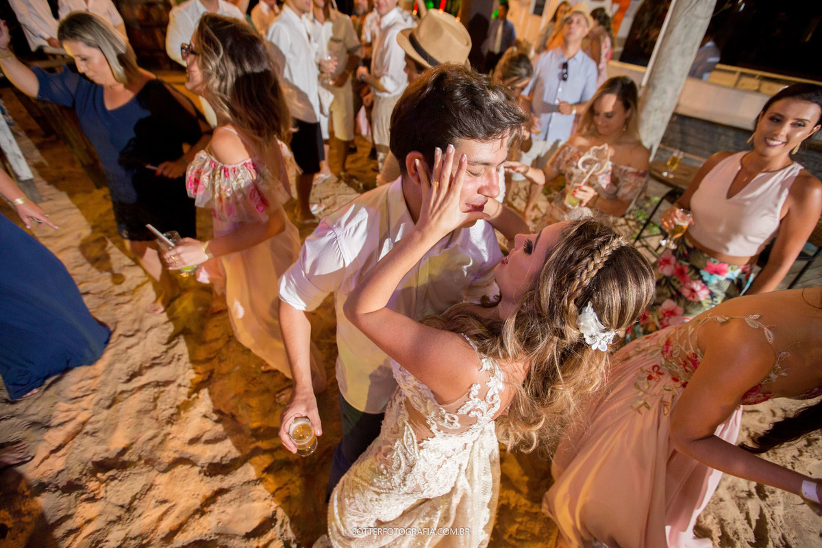 festa de casamento na praia de arraial dajuda  noivos danca sotter fotografia