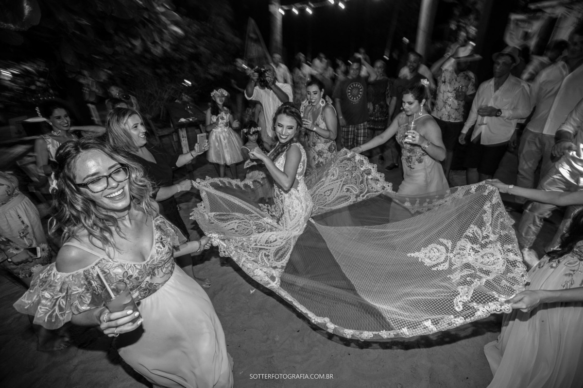 diversao  noiva vestido divo festa de casamento em praia no arraial dajuda sotter fotografia