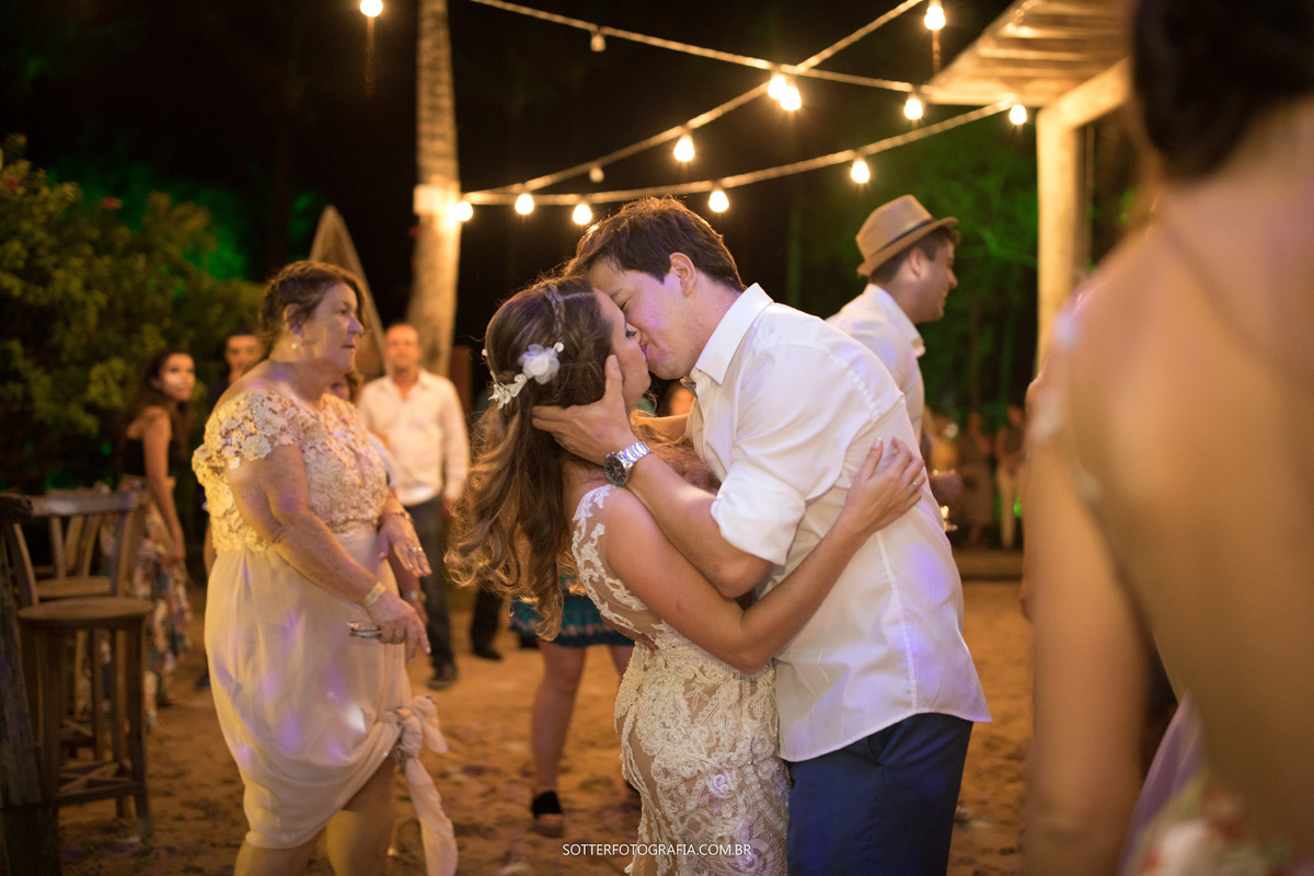 casamento em arraial dajuda na praia noivos se beijando sotter fotografia