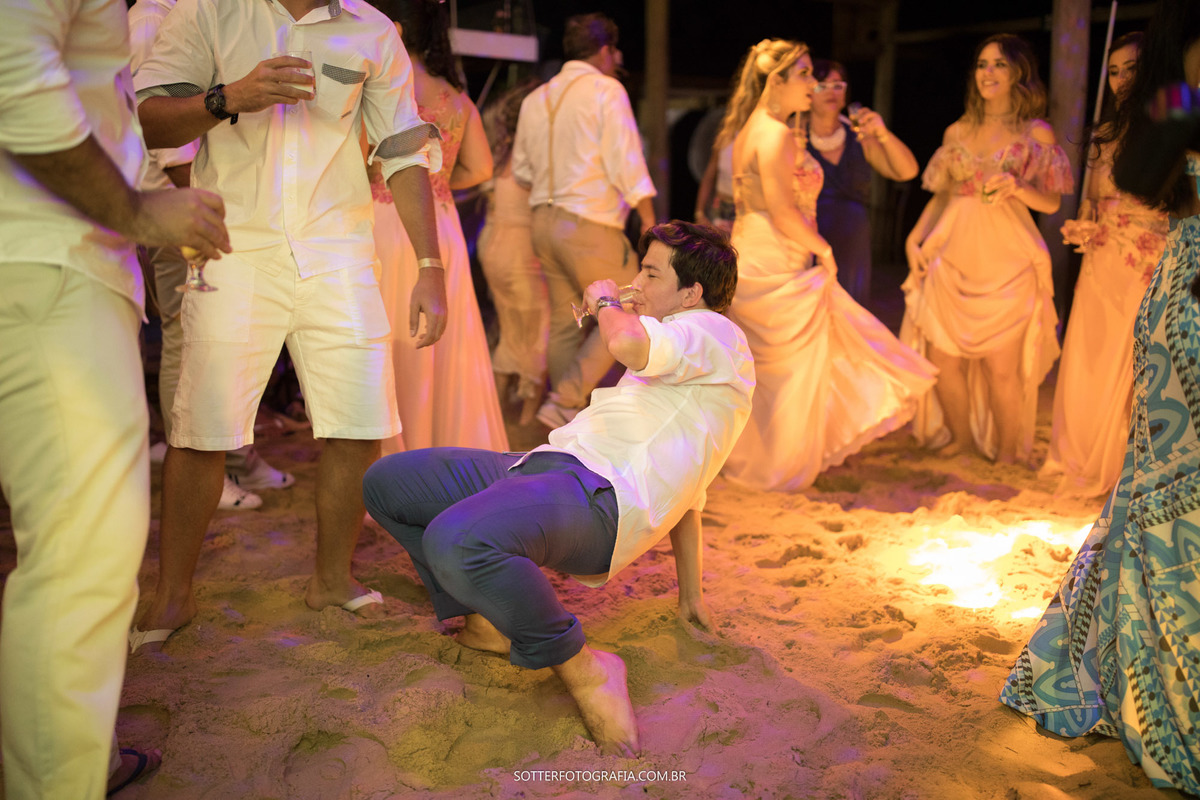 noivo dancando festa de casaemnto na praia de arraial dajuda sotter fotografia