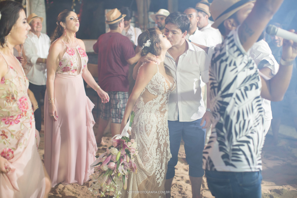 festa de casamento na areia  na praia  arraial dajuda sotter fotografia