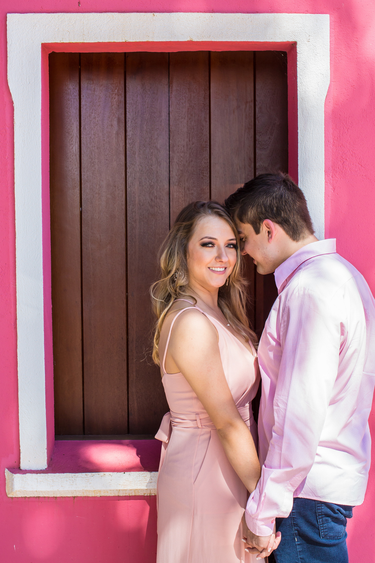 casal realizando ensaio fotografico no litoral da bahia em arraial dajuda com a sotter fotografia 