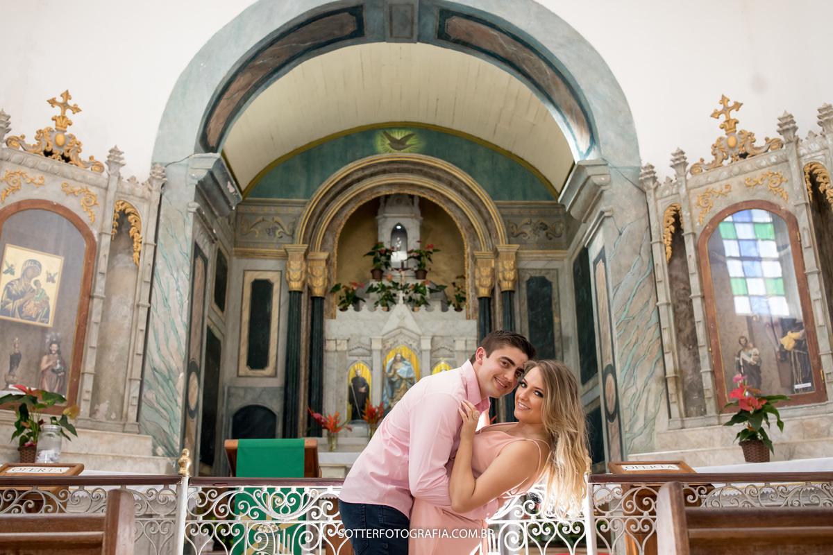 ensaio lindo realizado pela sotter fotografia em arraial dajuda dentro da igreja da praça de arraial dajuda proximo a praia sotter fotografia