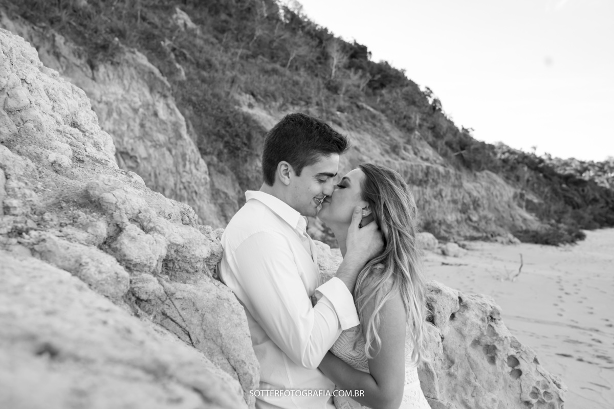 fotografia de casamento realizado em arraial em um ensaio fotografico com um casal apaixonado na praia do espelho em trancoso pela sotter fotografia 