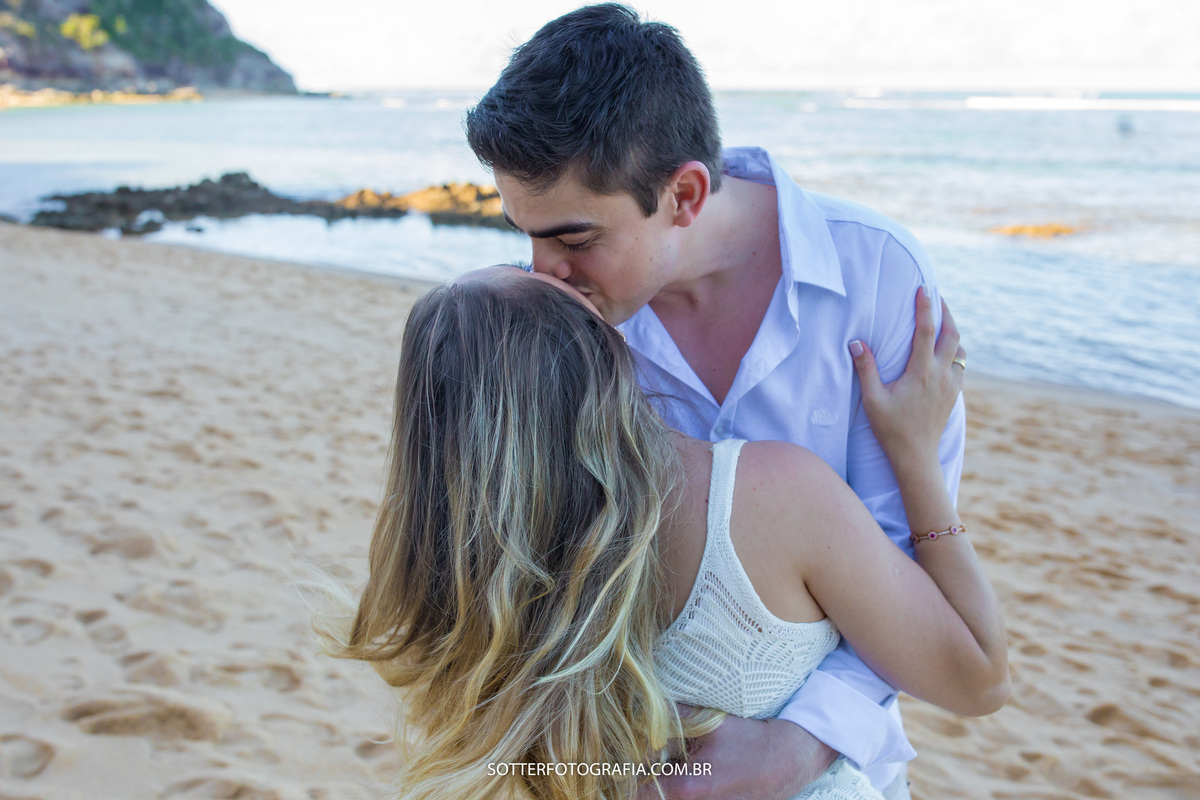ensaio lindo realizado pela sotter fotografia em arraial dajuda dentro da igreja da praça de arraial dajuda proximo a praia