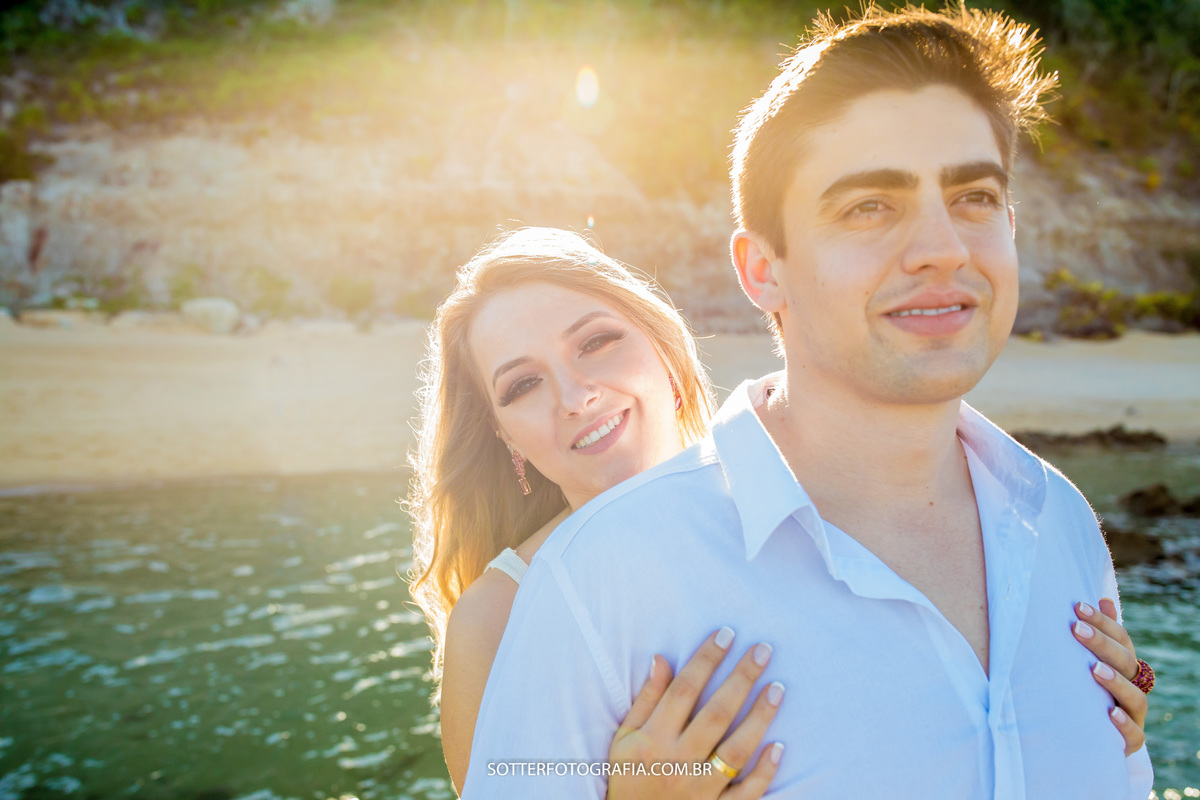 ensaio lindo realizado pela sotter fotografia em arraial dajuda dentro da igreja da praça de arraial dajuda proximo a praia sol lindo vista maravilhosa pela sotter fotografia
