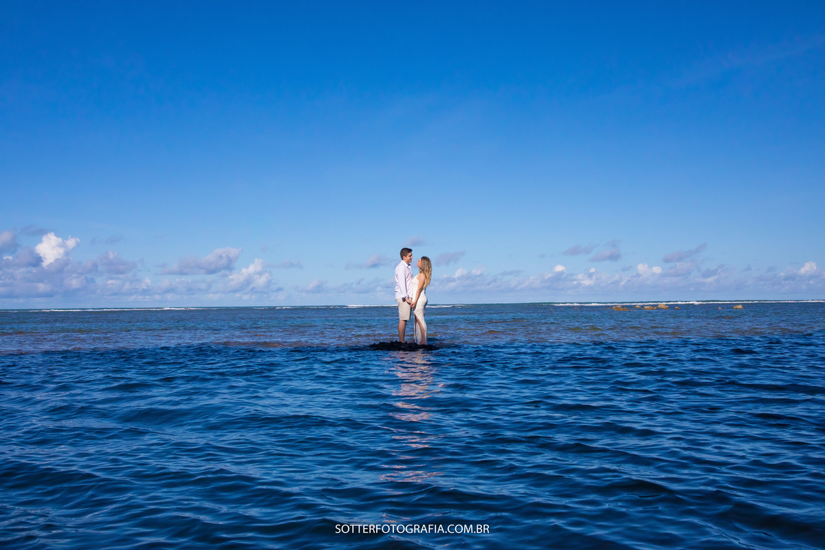 vista do mar em um ensaio save the date de um casamento lindo realizado no litoral da bahia por sotter fotografia 
