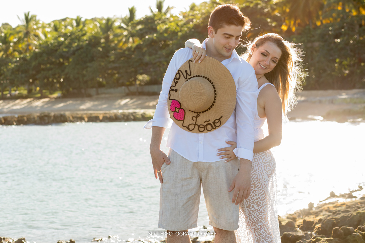 ensaio realizado pela sotter fotografia em trancoso na praia do espelho onde o casal se abraca com muito amor.