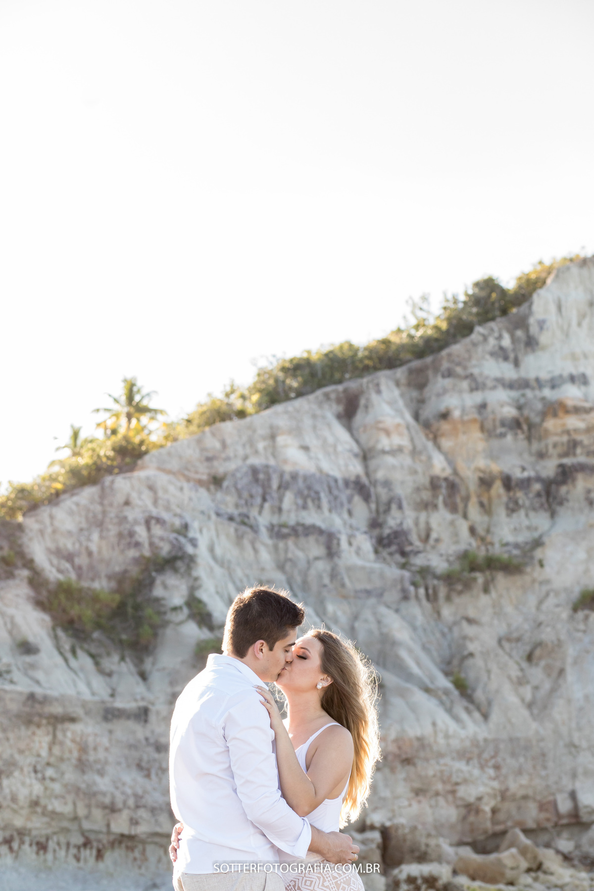 vista do mar em um ensaio save the date de um casamento lindo realizado no litoral da bahia por sotter fotografia 