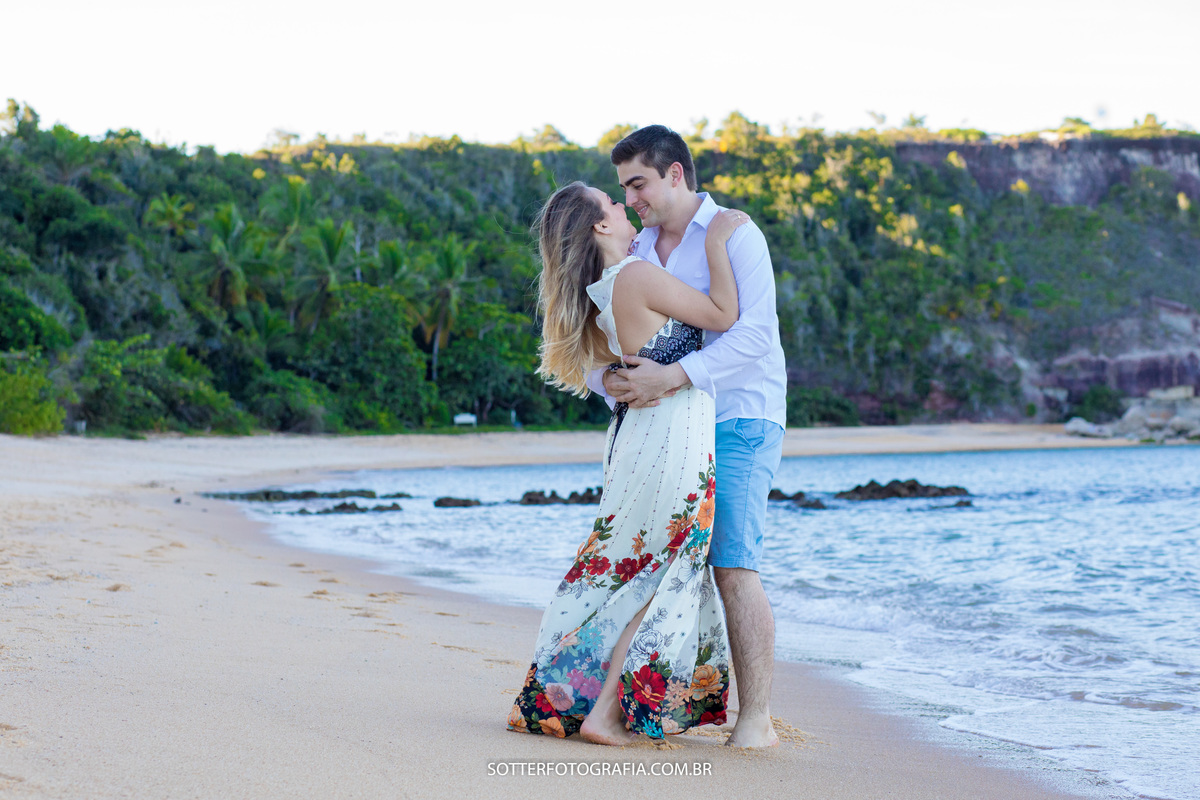 ensaio lindo realizado pela sotter fotografia em arraial dajuda dentro da igreja da praça de arraial dajuda proximo a praia sol lindo vista maravilhosa pela sotter fotografia