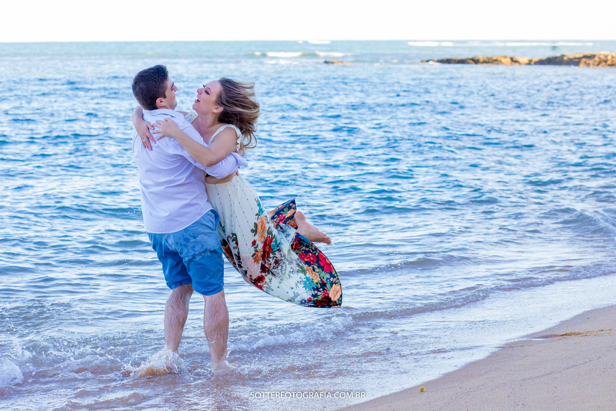 ensaio lindo realizado pela sotter fotografia em arraial dajuda dentro da igreja da praça de arraial dajuda proximo a praia sol lindo vista maravilhosa pela sotter fotografia