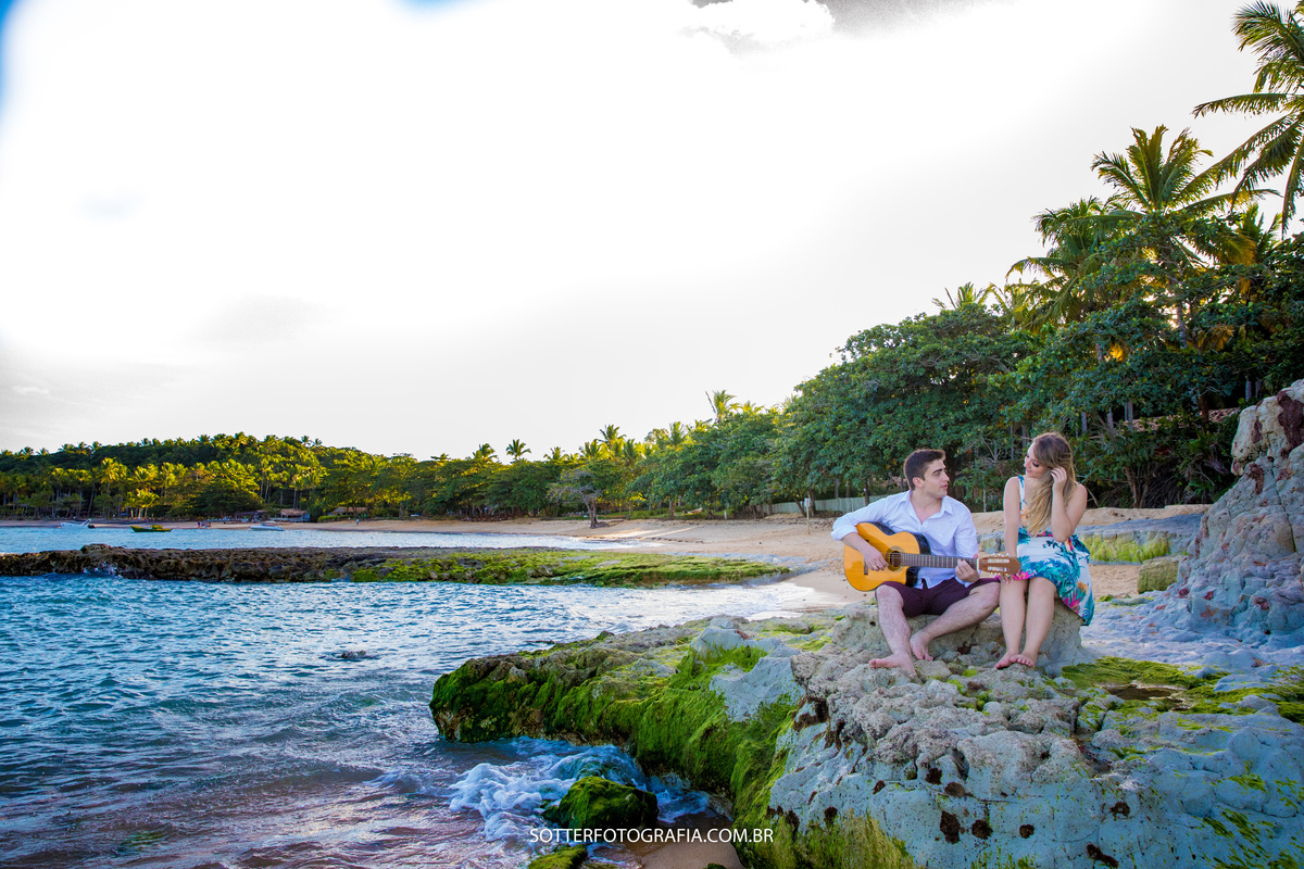 save the date de um casal lindo nessa paisagem linda casamento em arraial dajuda pela sotter fotografia