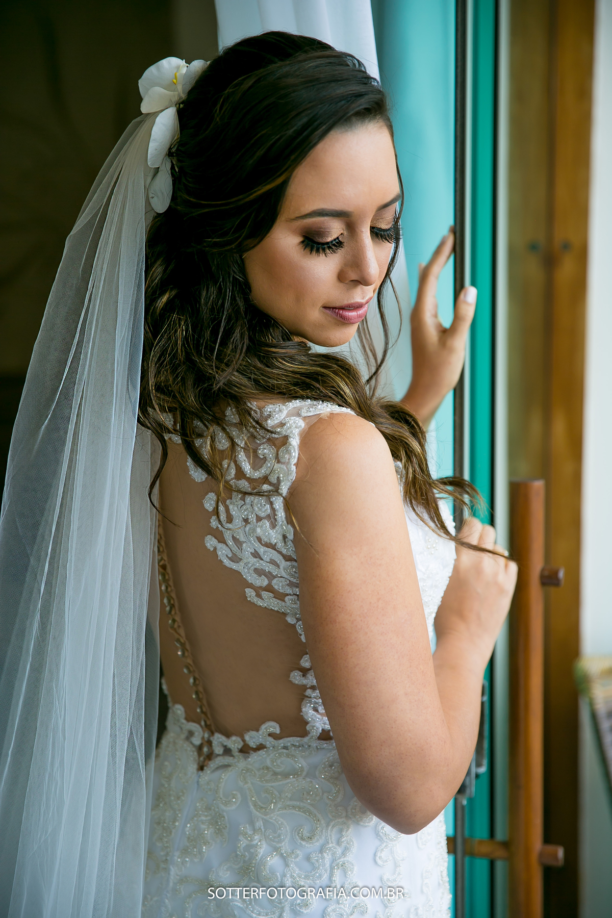 make de noiva em arraial dajuda com seu vestido lindo de casamento sotter fotografia 
