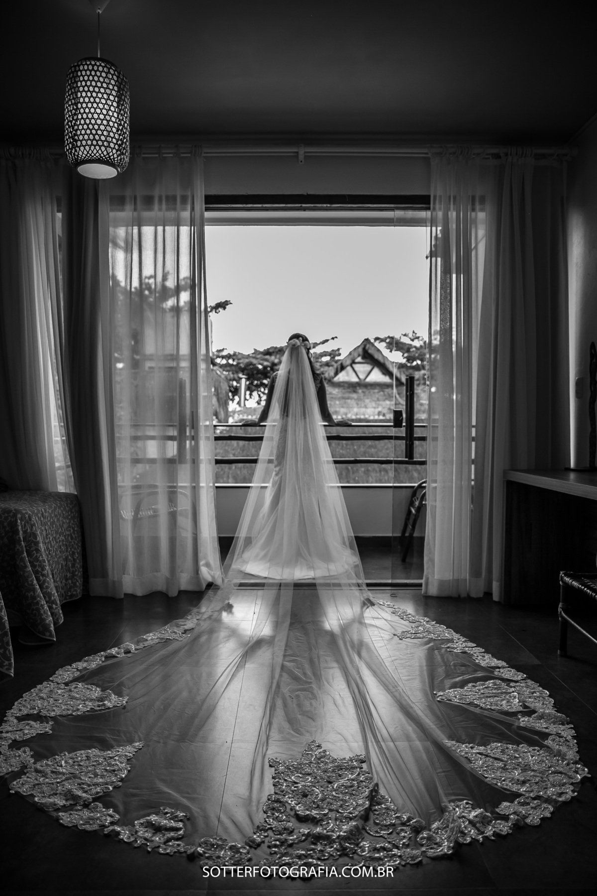 vestido de noiva em arraial dajuda no dia do casamento sendo fotografada por sotter fotografia 