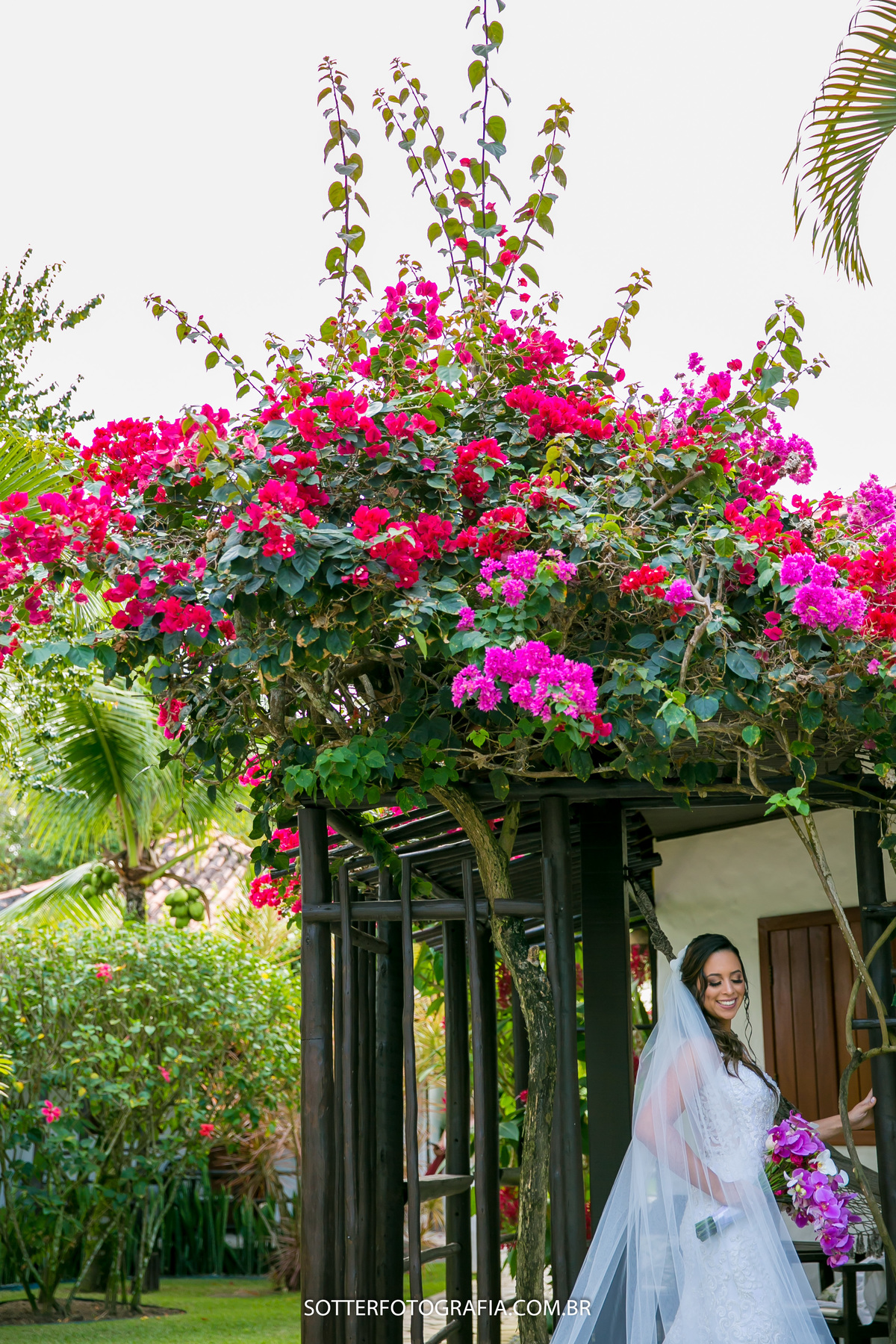 noiva antes do casamento em arraial dajuda com seu vestido em fotos para sotter fotogafia