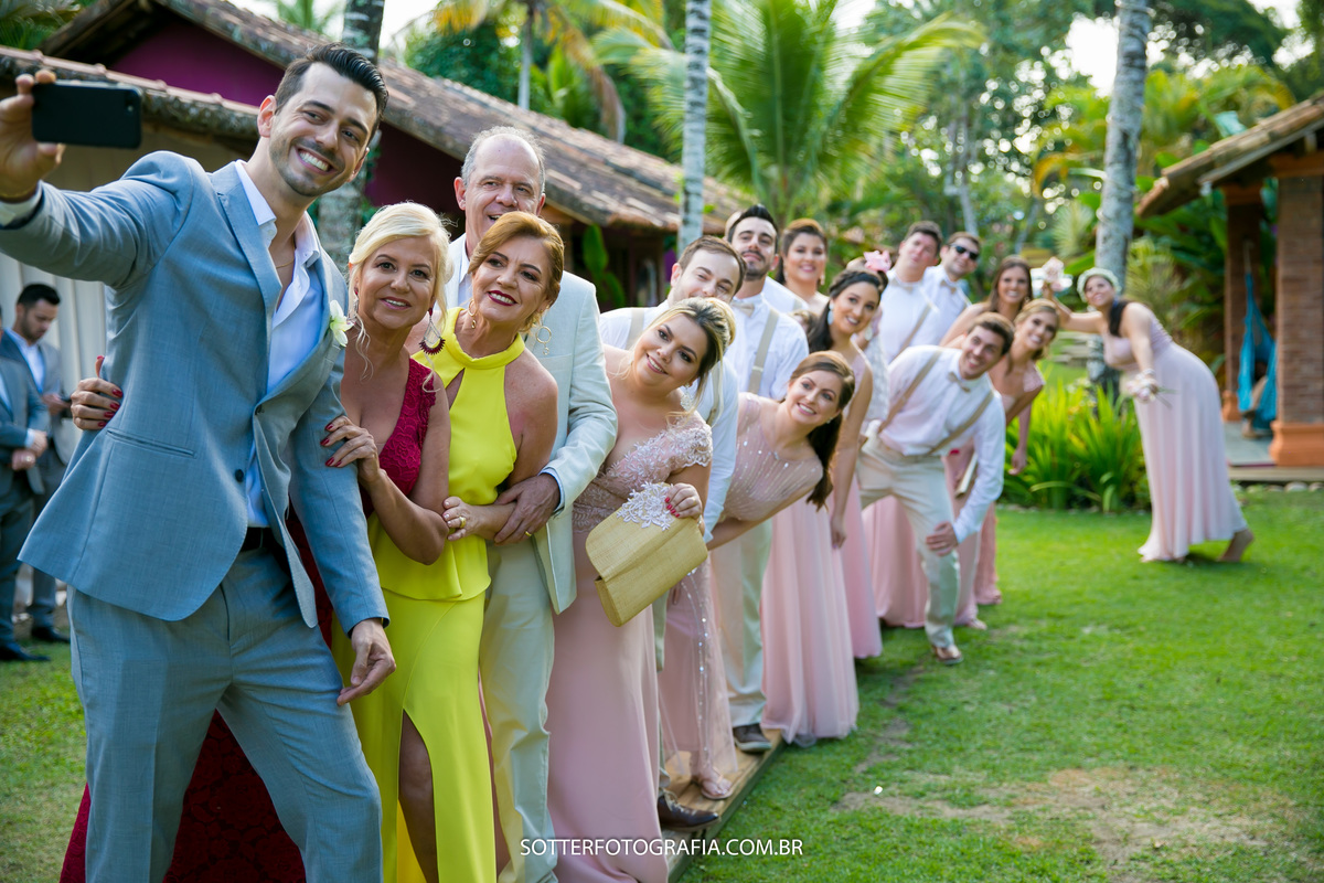 noivo em self com madrinhas e irma de noiva em arraial dajuda