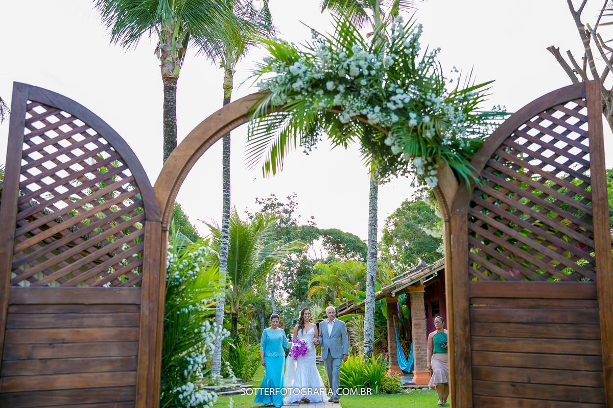 noiva no dia do seu casamento indo ao encontro do noivo no altar pelas lentes da sotter fotografia 