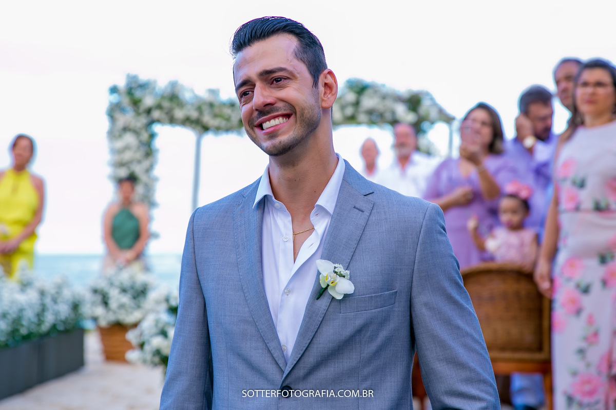 noivo emocionado ao ver sua noiva 
