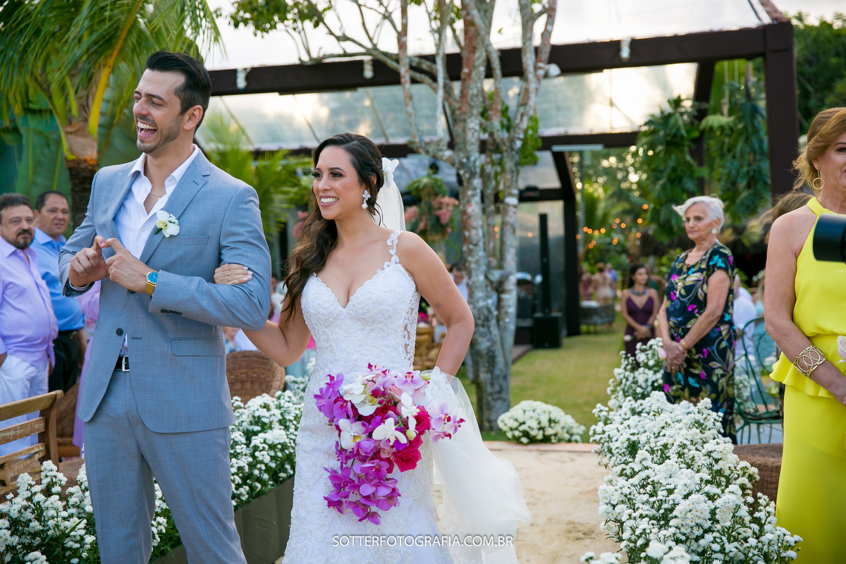 noivo feliz no altar com seu noivo em arraial dajuda sotter fotografia fotografos de casamento