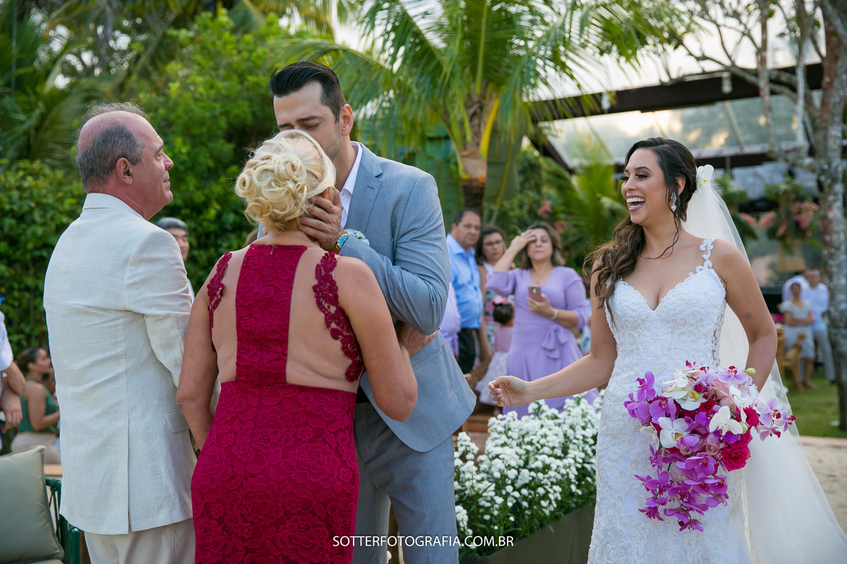 noivo beijando mae do noivo na testa no dia do casamento sotter fotografia fotografos de casamento