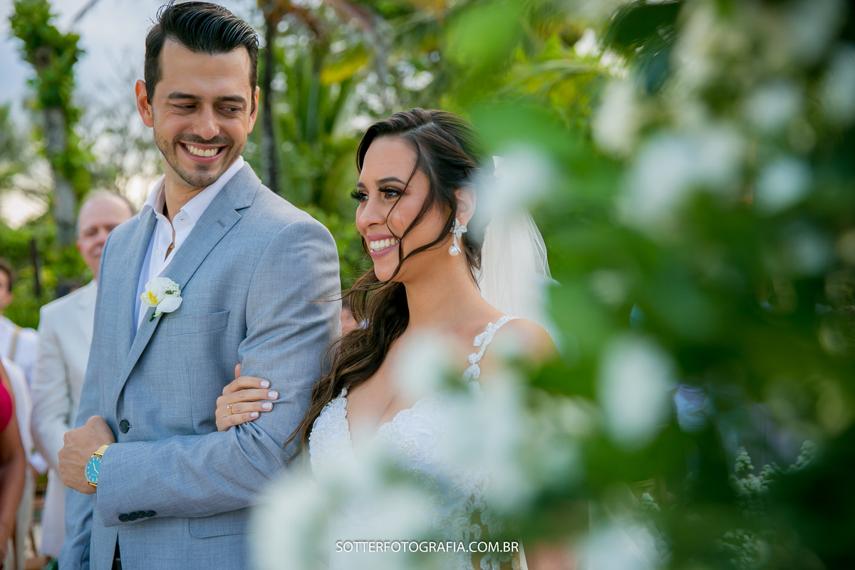 noivo feliz olhando para noiva sotter fotografia fotografos de casamento