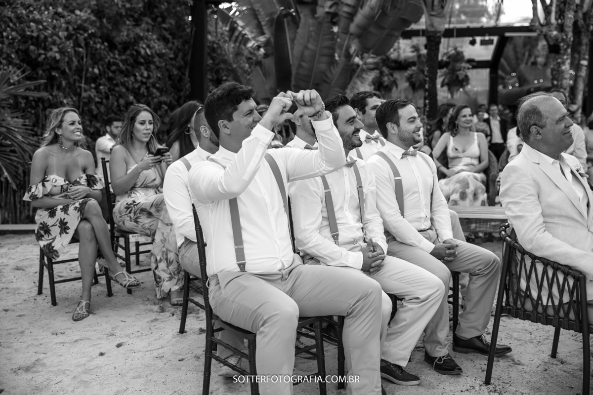 padrinhos no dia do casamento tirando foto dos noivos no dia do casamento