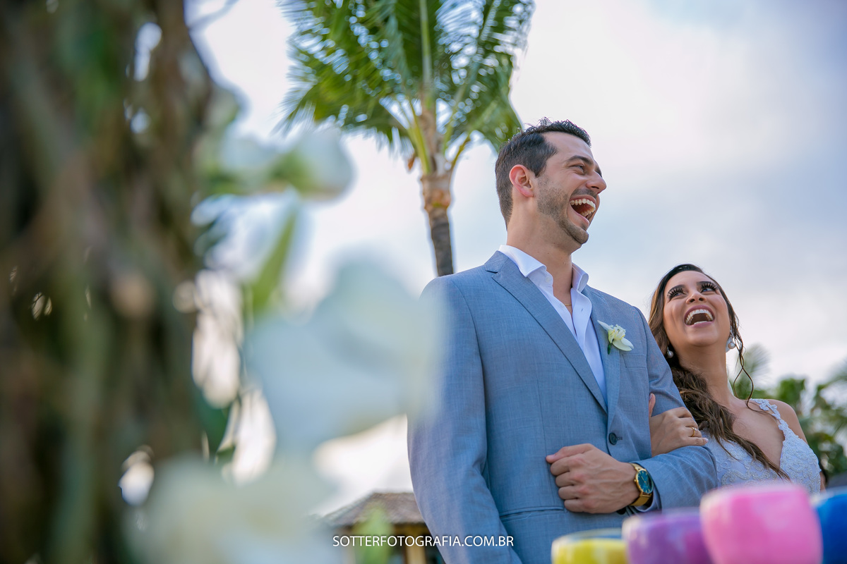 noivos felizes no dia do casamento em arraial dajuda 
