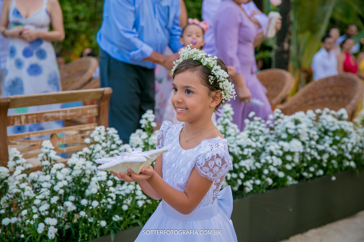 daminha com as alianças no dia do casamento sotter fotografia fotografos de casamento 
