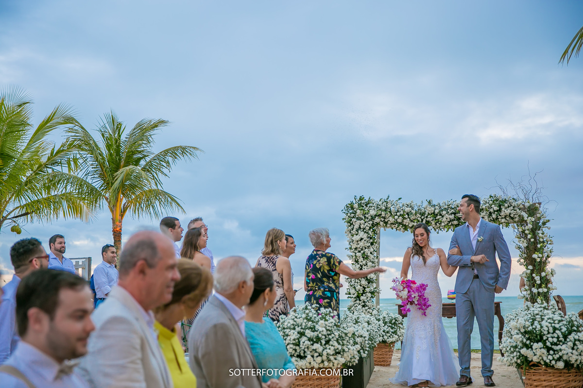 saida dos noivos no dia do casamento na praia em arraial dajuda 
